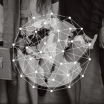 Hybrides Arbeiten verändert nicht nur Strukturen, sondern auch die Kultur: Globale Vernetzung und neue Formen von Zusammenarbeit prägen die Zukunft der Arbeit.
